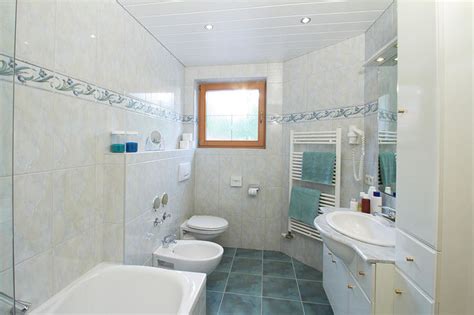 The textual content of this image is harassing me or someone i know the visual content of this image is harassing me or someone i know both the textual and visual content are harassing me or someone i know "Bad mit Badewanne, Pidet, Fön und Panoramafenster ...