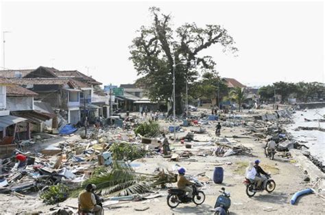 Un sismo poco profundo, de 5 grados de magnitud ocurrido hoy en la provincia de sumatra occidental, en indonesia, dejó seis heridos y daños a 42 casas, dos hospitales, tres escuelas, cuatro. Terremoto de 6.7 grados sacude mar de Indonesia - CIO