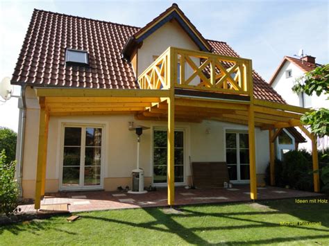 Eine terrassenüberdachung stellt dabei die ideale. Terrassenüberdachung mit Balkon - Ideen mit Holz
