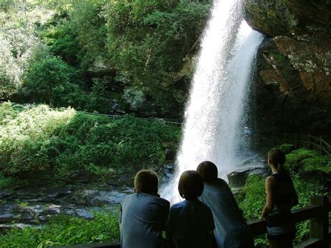 North Carolinas Land Of Waterfalls Lets Visitors Immerse