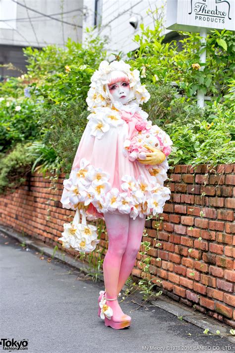 Japanese Shironuri Artist Minori On The Street In Tokyo Fashion