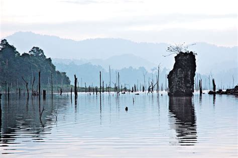Tasik kenyir yang terletak di hulu sungai kenyir, terengganu merupakan tasik terbesar yang pernah dibina oleh manusia untuk menjana kuasa elektrik di asia tenggara. KEJURUTERAAN PANCING: Tasik Kenyir, Terengganu.