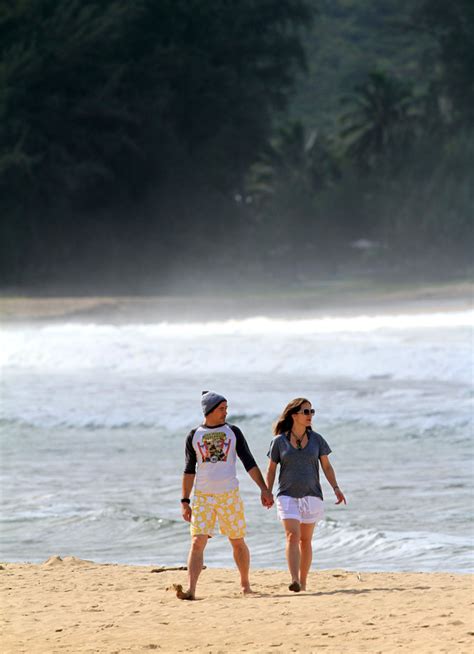 Robert Downey Jr And His Gorgeous Pregnant Wife Take Stroll On The Beach In Hawaii Robert Downey