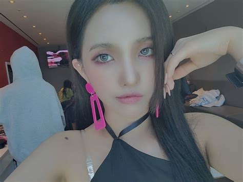 Pin By Ameenmin On Soyeon Beauty Long Hair Styles Kpop Girls