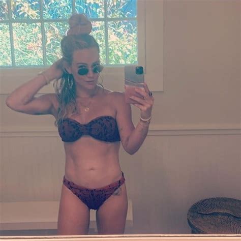 Seriously Omg Wtf Hilary Duff Shows Off Her Toned Abs
