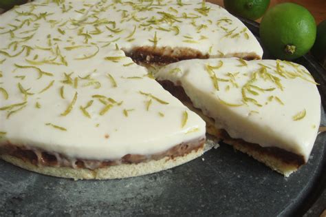 Separe as gemas das claras. Torta mousse de limão e chocolate