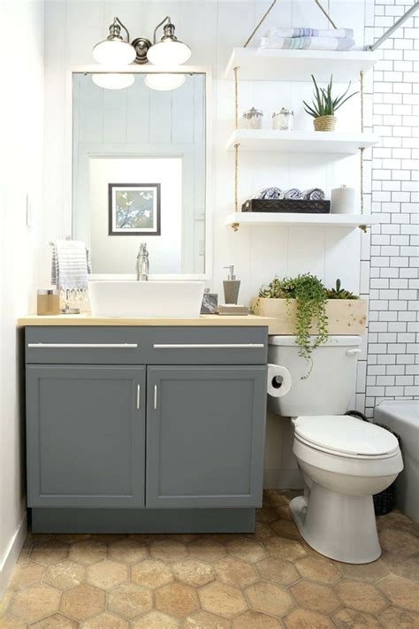 Encimera de madera pero con el sobre revestido de los mismos azulejos de la pared. 1001 + Ideas de decoracion para baños pequeños con ducha
