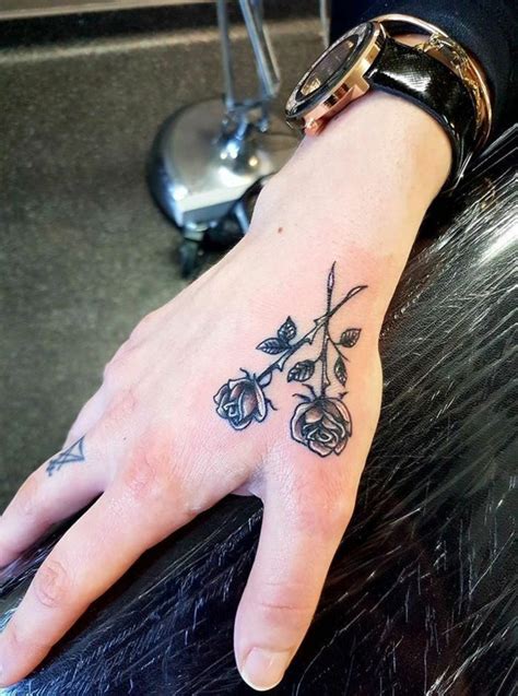 Los tatuajes pequeños en los dedos de la mano se pusieron de moda recientemente, muchos famosos comenzaron a mostrar este tipo de tattoos y al poco, en internet viralizaron imágenes de tatuajes diminutos realizados en las falanges de los dedos. 1001 + ideas de tatuajes en la mano y sus significados ...