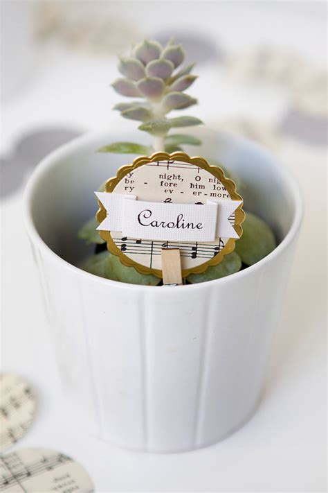 Why not make your own one to send to your family or a friend? DIY: christmas place cards / name cards… | Armelle Blog