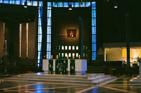 תמונה של ‪metropolitan cathedral of christ the king liverpool‬, ליברפול: Liverpool Metropolitan Cathedral Altar | Catholic ...