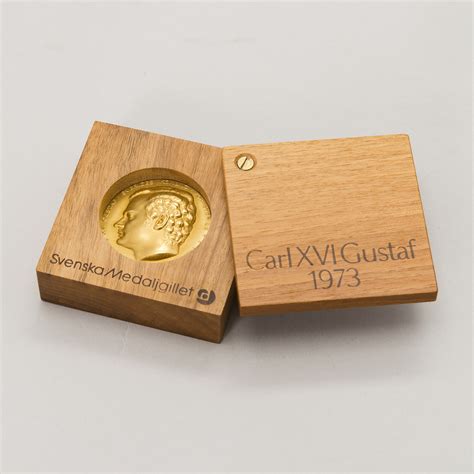an 18k gold commemorative medallion for carl xvi gustaf king of sweden 1973 numbered 496 600