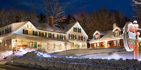 14 Of The Coziest Country Inns For The Holidays Christmas Bed And