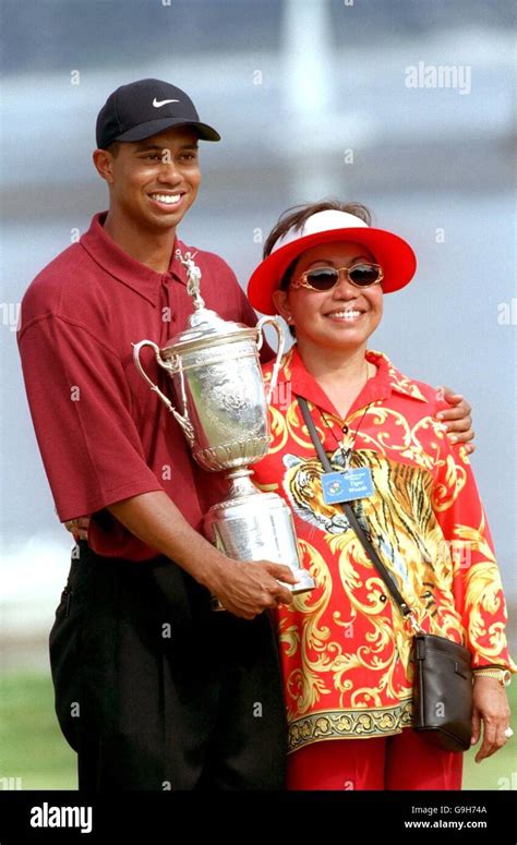 Golf 2000 Us Open Championship Fourth Day Tiger Woods Puts His Arm