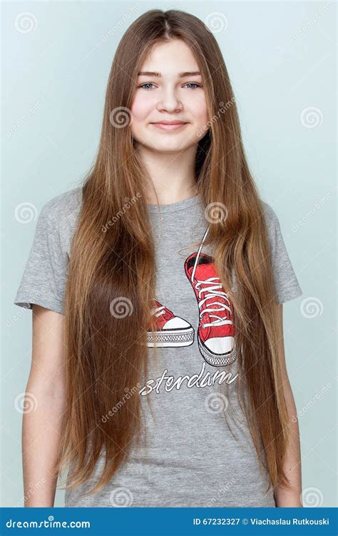 Retrato De Un Adolescente Sonriente Hermoso Con El Pelo Largo Imagen De Archivo Imagen De