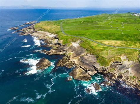 Vista Aérea De Mullaghmore Head Con Olas Enormes Rodando En Tierra 2022