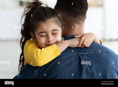 Concepto Del Día Del Padre Linda Niña árabe Abrazando A Su Papá En