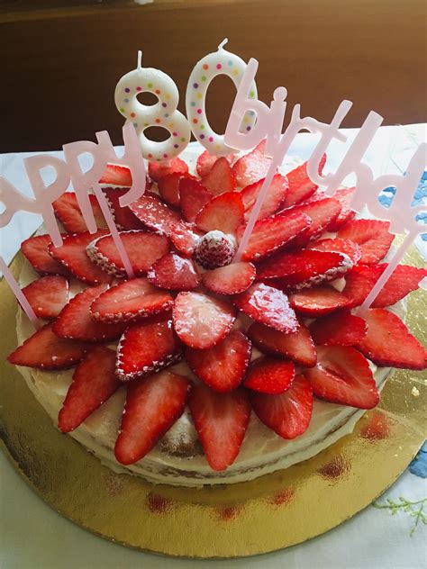 La torta chantilly è una classica torta a base di pan di spagna farcita con crema chantilly. Pan di Spagna farcito con crema chantilly e fragole 🍓 ...
