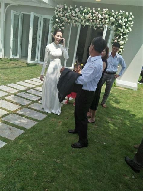 Bên cạnh đó, sự giản dị trong cách lựa chọn trang phục chụp ảnh cưới càng làm khán giả nhớ đến người đẹp miền tây với tính cách chân phương, không cầu kỳ của hoa hậu đặng thu thảo. Hoa hậu Đặng Thu Thảo giản dị trong lễ ăn hỏi