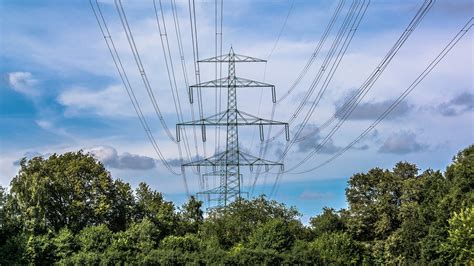 Transmission vs. distribution power lines