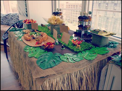 Especially great for a hawaiian theme baby shower! Buffet table | Festa safari, Decoracao festa moana, Ideias ...