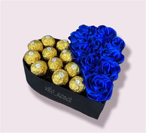 Rosas Eternas Con Chocolates En 2023 Cestas De Regalo Para Hombres