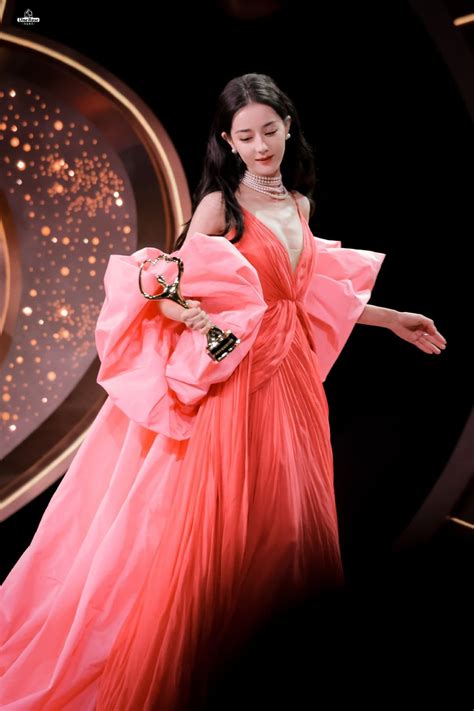 Vẻ đẹp Của Địch Lệ Nhiệt Ba Tại Đêm Hội Weibo 2023 Thế Nào Dưới ống