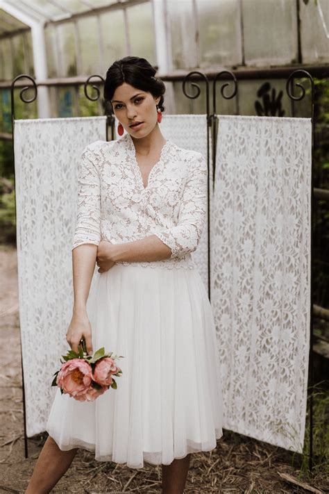 Mit unseren tipps finden sie das passende brautkleid. Marisa - Brautkleid kurz Winter mit Ärmeln - Claudia Heller