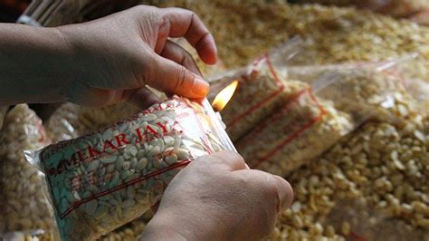 Oct 11, 2021 · resep rempa tempe daun jeruk, masakan berbumbu daun jeruk selalu jadi menu jagoan dibongkar pedangang baik hati, ternyata ada cara sulap santan instan supaya rasanya persis santan segar, kuncinya cuma dari trik sederhana ini Menu Masakan Tempe Kuku : Momen Jerome Polin Ajak Orang ...