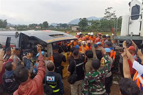 Evakuasi Korban Terakhir Tabrakan Ka Turangga Dan Ka Lokal Bandung Raya Di Cicalengka Ayo Bandung