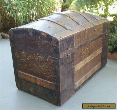 Vintage Classic Antique Wood And Metal Barrel Top Steamer Trunk Treasure