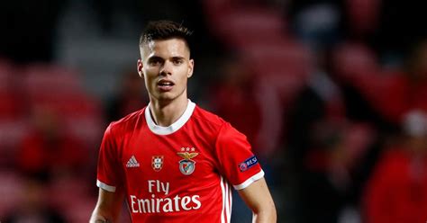 Scopri benfica in autobus oggi. Two players taken to hospital as Benfica bus stoned by ...