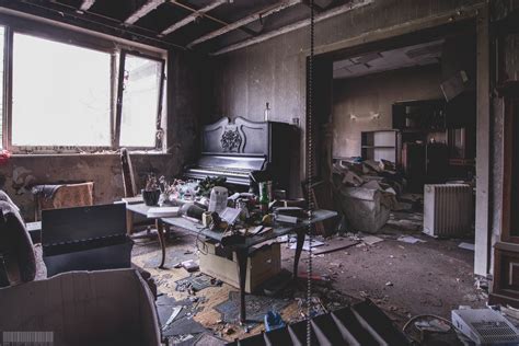 This article has been tagged as nsfl due to its disturbing subject matter and visuals. Das Haus des Kannibalen von Rotenburg - Armin Meiwes