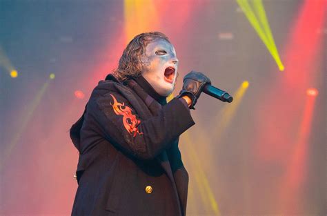 Slipknots Corey Taylor Debuts Terrifying New Mask At Bands First Show