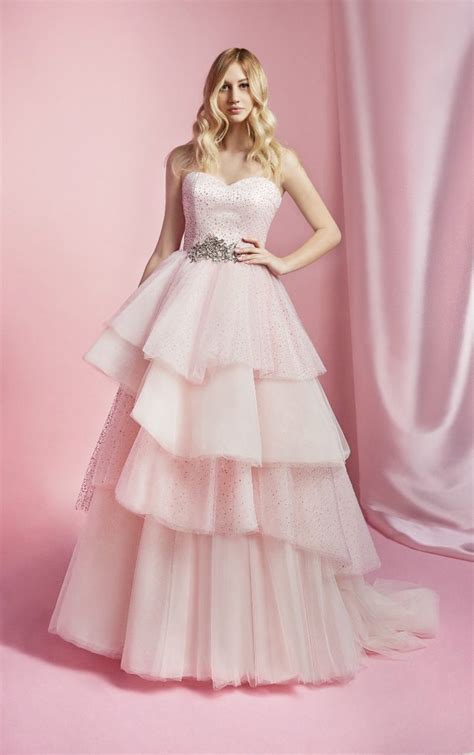 .abiti da sposa per scoprire esattamente quali tendenze ci possiamo aspettare per il 2021 e scoprire come sarà la nuova esperienza di shopping di abiti. Collezione abiti da sposa Carlo Pignatelli 2021, la magia ...