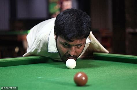 Pakistani Man With No Arms Plays Snooker With His Chin Daily Mail Online