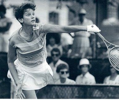 Linky boshoff na koniec marca 1972 roku wygrała swój inauguracyjny mecz seniorski w pierwszej rundzie zawodów w johannesburgu z marianne kindler 6:3. Biographies of Female Tennis Players - Page 62 ...