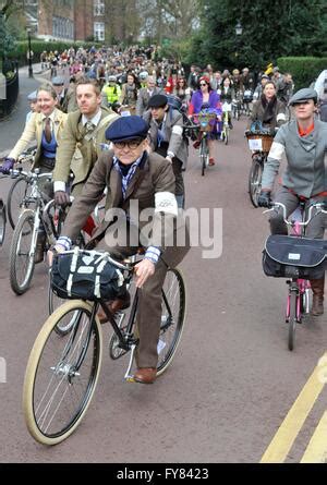 Naked Bike Ride dans les rues de Londres pour protester contre la dépendance au pétrole et de