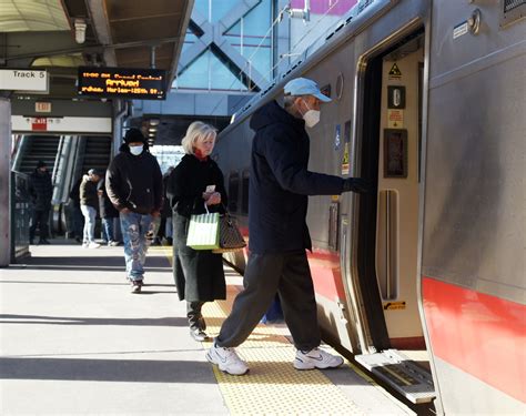 CT officials plan cuts to Metro-North's New Haven Line schedule