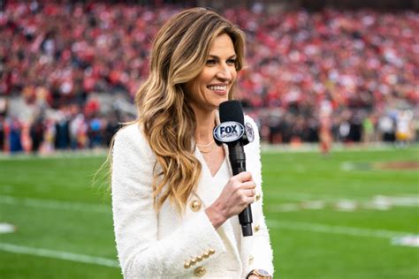 Look Erin Andrews Reacts To Her Viral Sideline Moment Athlon Sports News Expert