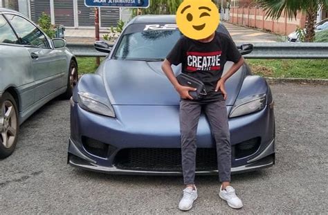 Saat itu aku baru saja mendapatkan kerjaku di kota surabaya. Dikecam Karena Numpang Foto di Mobil Orang, Reaksi ...