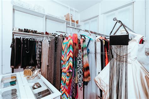 Negli otto punti vendita (due a milano, due a roma, bari, firenze scegliere un abito firmato bianco perla significa scegliere stile, qualità ed unicità. Noleggio abiti da sera: a Milano va di moda il dress sharing