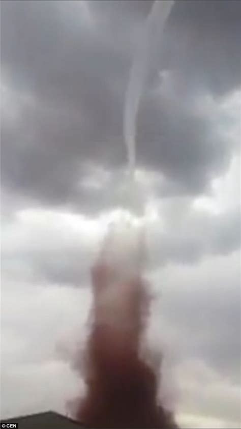 Tornado Tears Through Town In Mexico Terrifying Locals Daily Mail Online