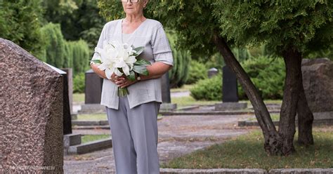 Seniorin (81) bei Friedhofsbesuch sexuell angegriffen