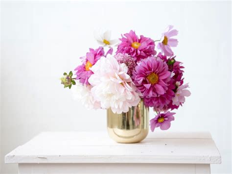 5 Flower Arrangements To Try On Your Coffee Table