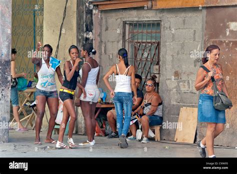 Kubanische Teenager M Dchen Auf Der Stra E Vieja Havanna Kuba
