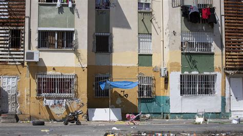 Tiroteo Y Destierro De Una Familia En Las Tres Mil Viviendas Por El Impago De Una Deuda