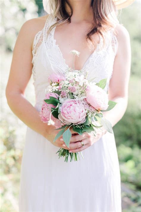 Get wedding bouquets from alibaba.com when you need beautiful decor that will last a long time. Insanely Stunning Spring Wedding Bouquets | Small wedding ...