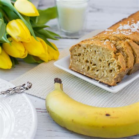 Für den bananenkuchen butter oder margarine in kleine stücke schneiden, mit zucker und eiern schaumig rühren, bananen zerdrücken und beifügen. Bananen-Kokos-Kuchen mit Buttermilch | Dinkel & Beeren