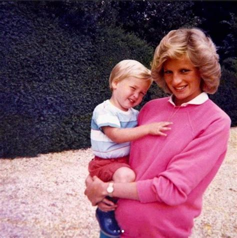 Diana była spokrewniona z nad tunelem, w którym doszło do wypadku postawiono upamiętniający dianę pomnik „płomień wolności. Książęta William i Harry uczczą pamięć swojej mamy ...