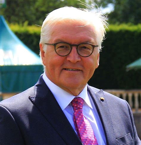 Auch die jüngsten antijüdischen ausschreitungen in deutschland verurteilte steinmeier in aller schärfe. Frank-Walter Steinmeier (2017) | Lebenslauf foto, Frank ...